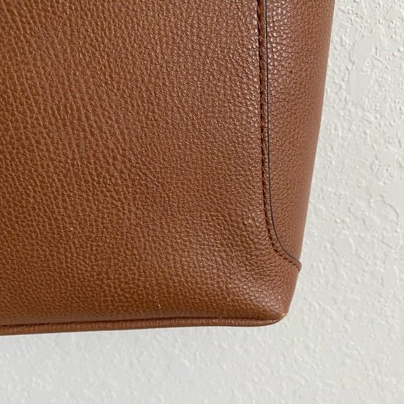 Tommy Hilfiger Crossbody, Vegan Leather. In Good condition. - Picture 2 of 15